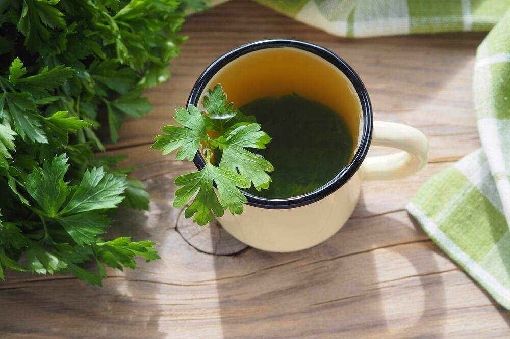 Чай з петрушки користь: у чому цінність цього напою для здоров’я?