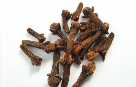 Вода з гвоздикою: користь і шкода. Чи безпечна ця природна добавка?