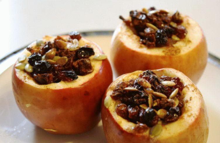 Печені яблука в мікрохвильовці: користь для здоров’я та рецепти