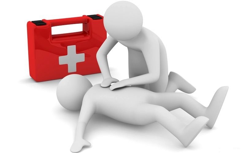 Як правильно надати першу медичну допомогу: прості кроки та поради
