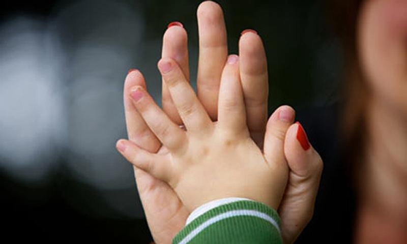 Як отримати допомогу одиноким матерям в Україні: посібник та поради