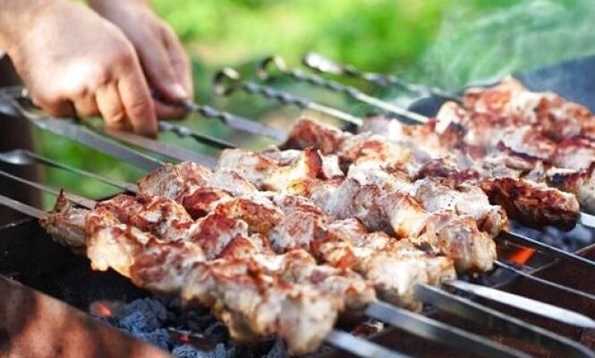Чи можна жарити шашлик в дворі приватного будинку: правила та поради