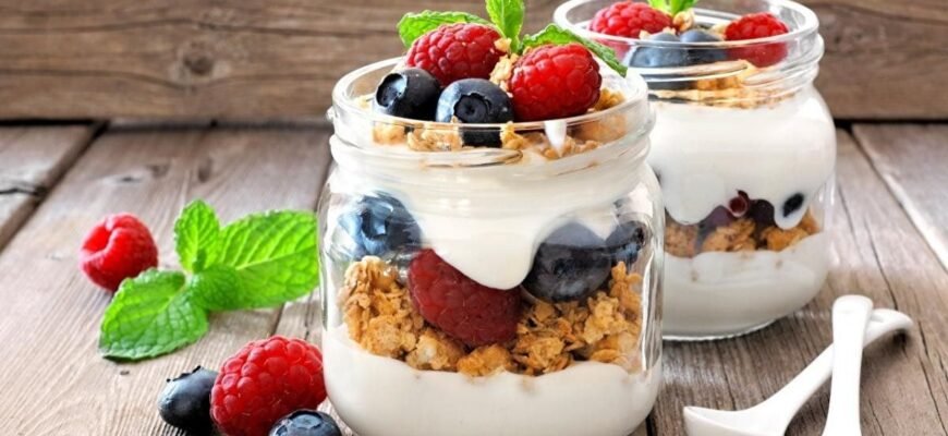 Чи можна пити йогурт на ніч: користь та можливі ризики для здоров’я