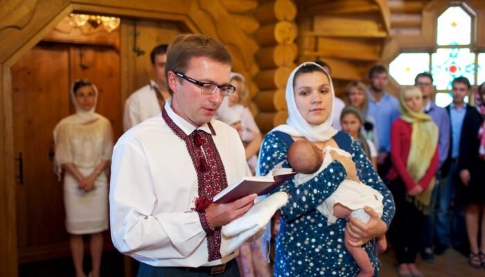 Чи можна хрестити двох дітей в одній сім’ї: відповіді та поради експертів