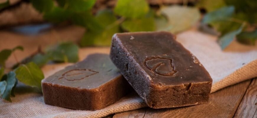 Чи можна підмиватися дігтярним милом: корисні властивості та застереження