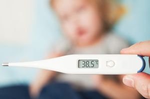 Чи можна приймати душ при температурі: поради та рекомендації