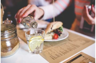 Чи можна запивати їжу водою: міфи та факти для здорового харчування