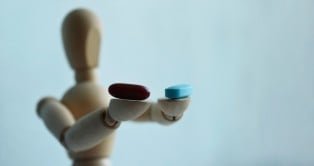 Чи можна приймати ібупрофен з антибіотиками: поради та застереження