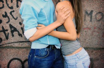 Чи можна займатися коханням в 14 років: переваги та ризики для підлітків