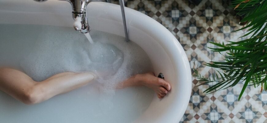 Занурення при температурі: Чи можна купатись при хворобі?