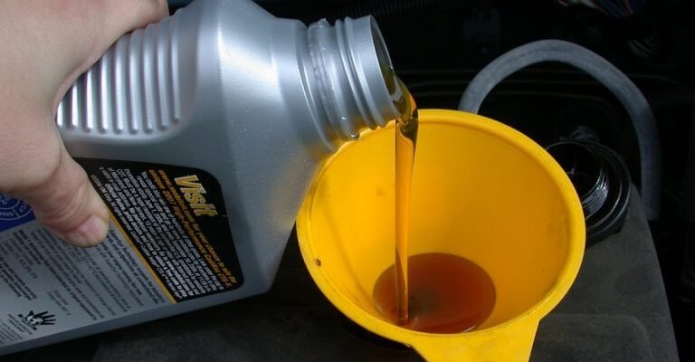 Чи можна змішувати гідравлічне масло: важливі поради та застереження