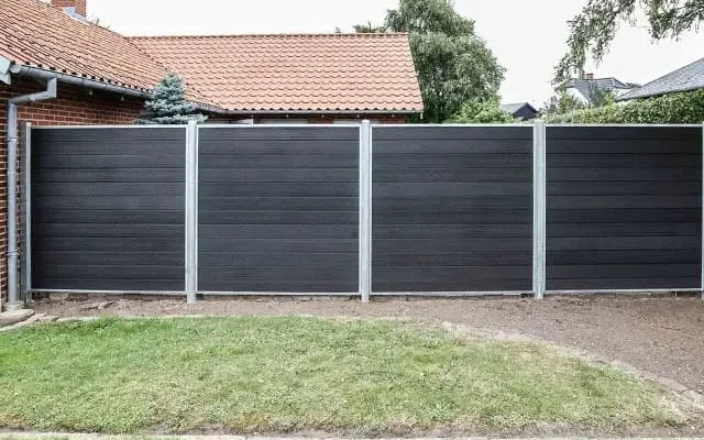 Чи можна законно будувати глухий паркан між сусідами: поради експертів