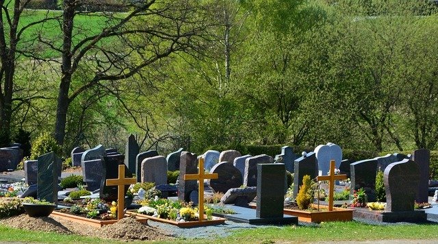 Чи можна в Чистий Четвер прибирати на кладовищі: традиції та прикмети