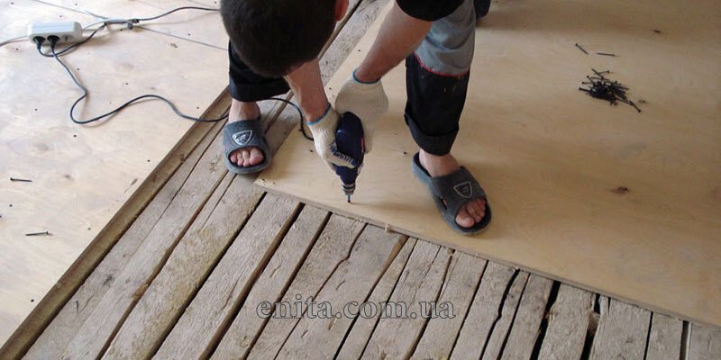 Чи можна стелити лінолеум на дерев’яну підлогу: поради та рекомендації Чи можна стелити лінолеум на дерев’яну підлогу: поради та рекомендації