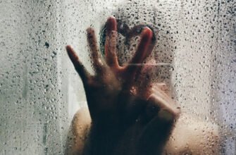 Чи можна мити голову при температурі: безпечні поради та ризики