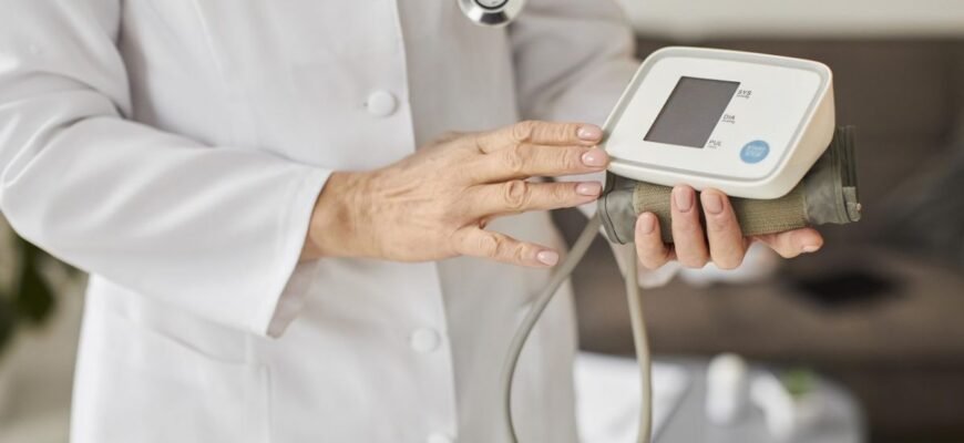 Чи можна міряти тиск лежачи: поради для точного вимірювання