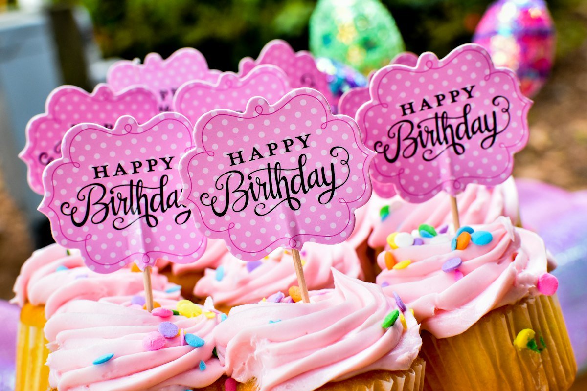 Рожеві капкейки на таці, зворушливе привітання з днем народження брату