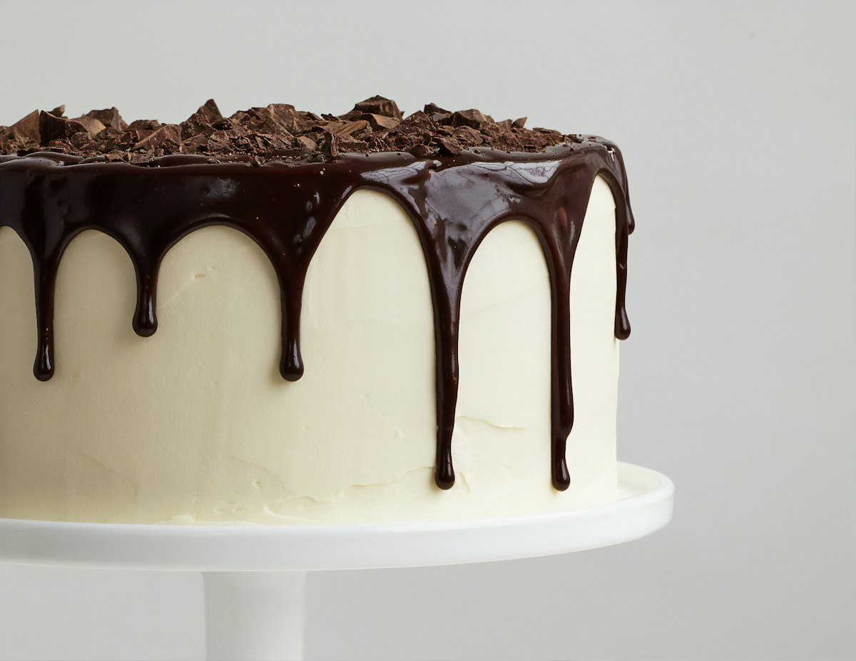 Білий торт із шоколадною поливкою, шикарні букети з днем народження