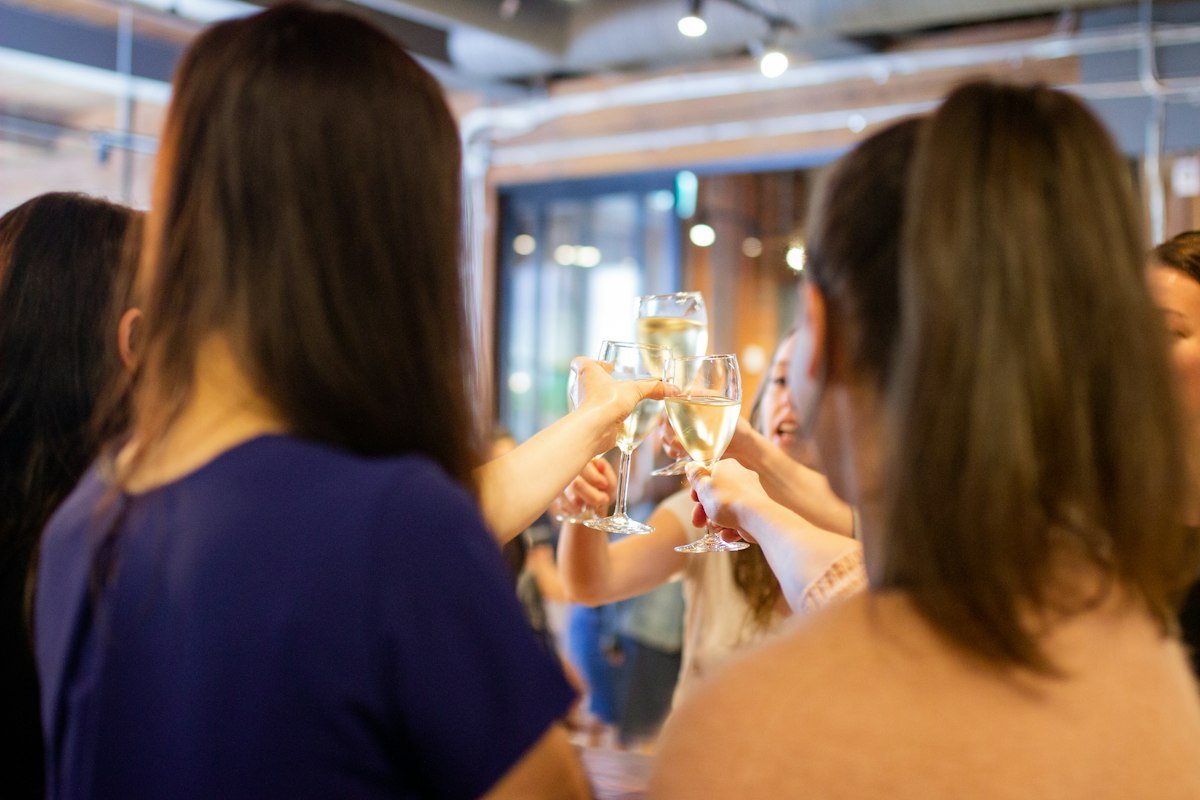 Колеги радіють у кімнаті, з днем народження сергій картинки українською