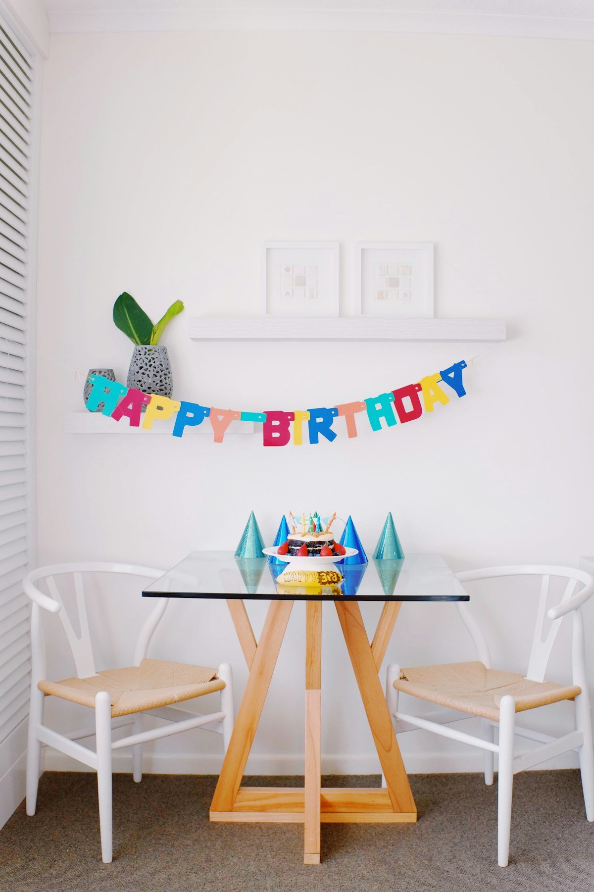 Гірлянда Happy Birthday у кімнаті, з днем народження нікіта картинки українською